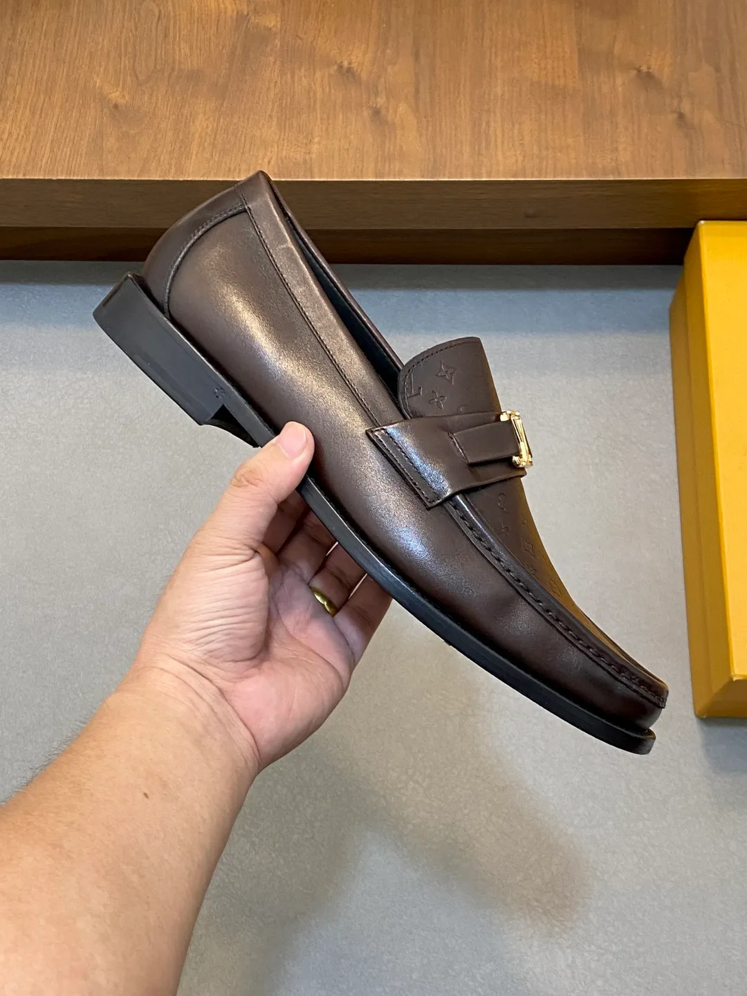 💰920 LV GLOVE slip-on loafers, top quality products produced in Guangzhou, ready for sale! These LV Glove loafers are made of selected soft crystal sheep leather. The leather surface has a slightly wrinkled texture and a very high-end texture. Each pair is unique. The leather surface is light and soft, with a delicate texture and good luster. It is a classic loafer style, with exquisite handmade mark stitching on the toe, and a square toe configuration to highlight the classic style. The horizontal band has hot-printed LV three-dimensional letters, semi-solid handcrafts and a genuine leather outsole, and a rubber patch on the heel to create wear-resistant performance and comfort. One of the must-have loafers for men! Comes with full original packaging! Code number: 39-40-41-42-43-44 (45 customized) standard leather shoe code